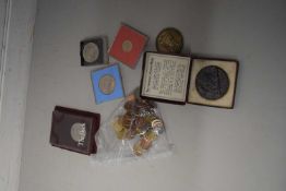 MIXED COINAGE AND MEDALS TO INLCLUDE REPLICA OF THE LUSITANIA GERMAN MEDAL, ISLE OF MAN COMEMORATIVE