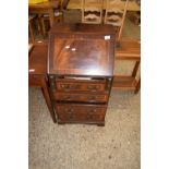 SMALL REPRODUCTION MAHOGANY VENEERED FOUR DRAWER BUREAU, 51CM WIDE