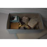 BOX OF MIXED ITEMS TO INCLUDE THIMBLES, CHEROOT HOLDER, VARIOUS BADGES, COSTUME JEWELLERY ETC