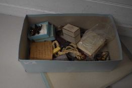 BOX OF MIXED ITEMS TO INCLUDE THIMBLES, CHEROOT HOLDER, VARIOUS BADGES, COSTUME JEWELLERY ETC