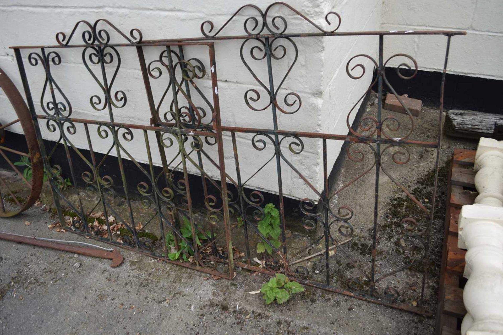 Set of decorative metal gates, individual gate width 150cm, total height approx 100cm - Image 2 of 2
