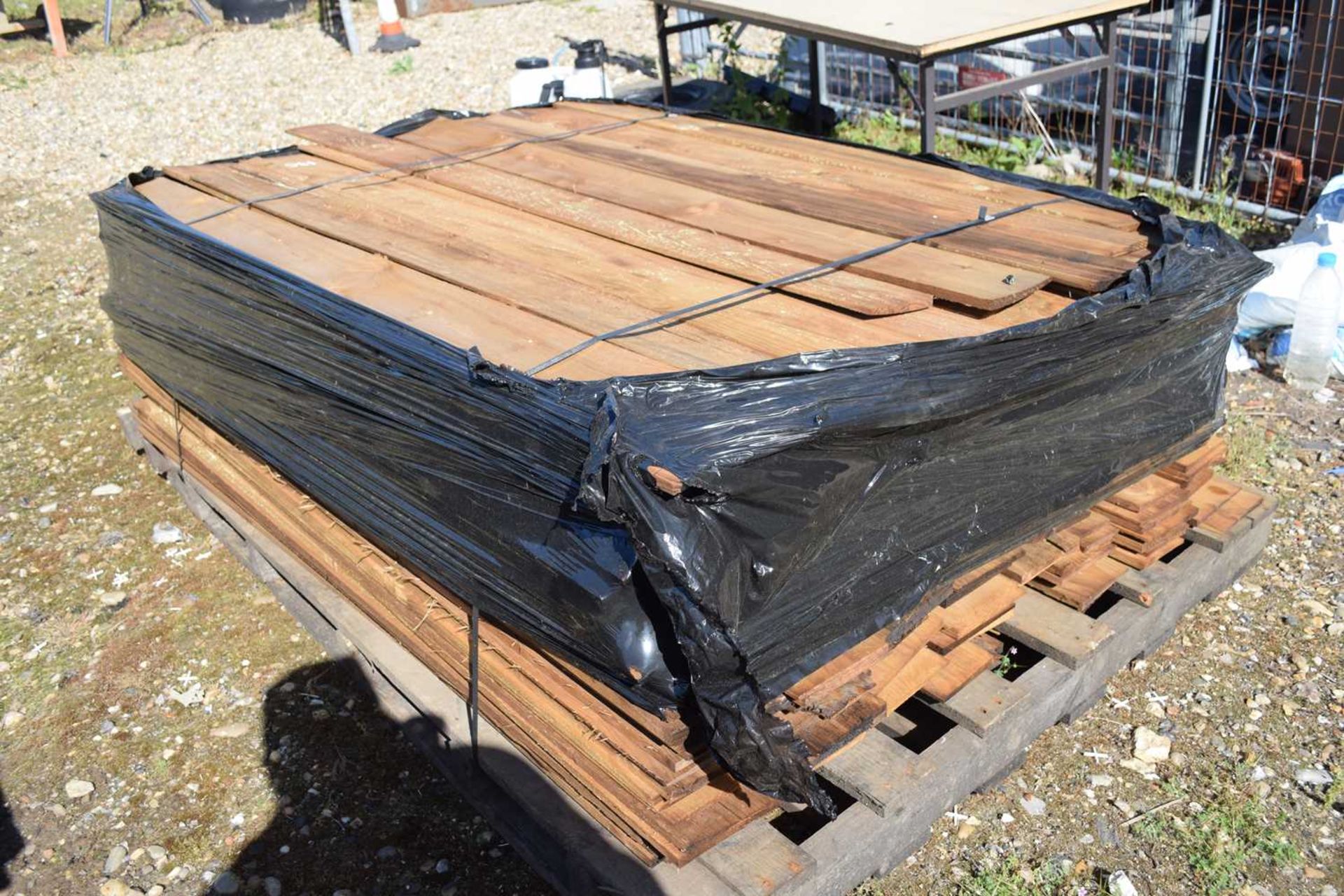 Large pallet of feather edge fencing boards, varying lengths up to 180cm - Image 2 of 2