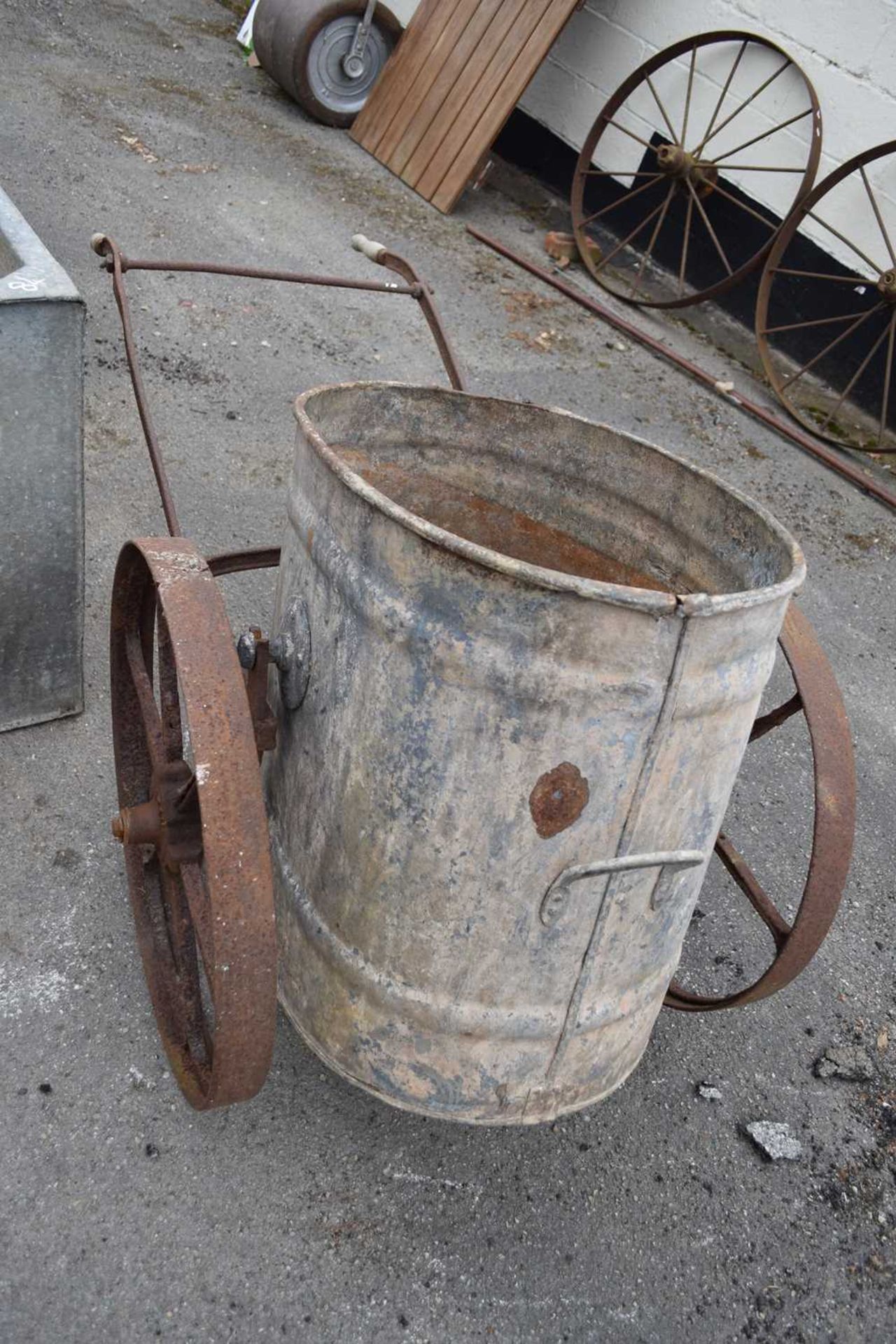 Vintage galvanised water bowser on wheels - Image 2 of 3