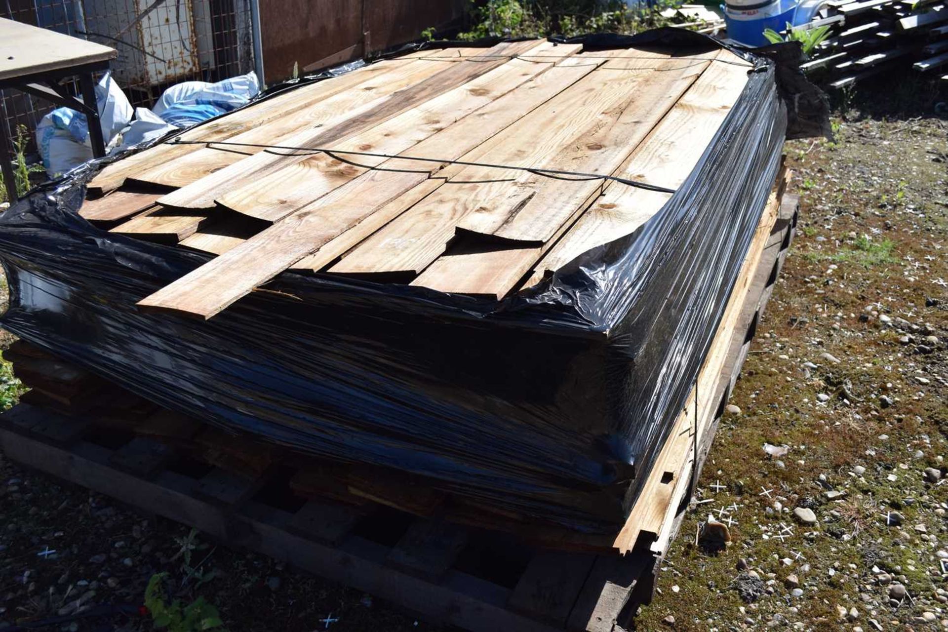 Large pallet of feather edge fencing boards, varying lengths up to 180cm
