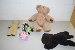 BOX OF VARIOUS TEDDY BEARS AND SOFT TOYS TO INCLUDE A STEIFF TOY CAT