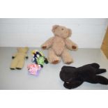 BOX OF VARIOUS TEDDY BEARS AND SOFT TOYS TO INCLUDE A STEIFF TOY CAT