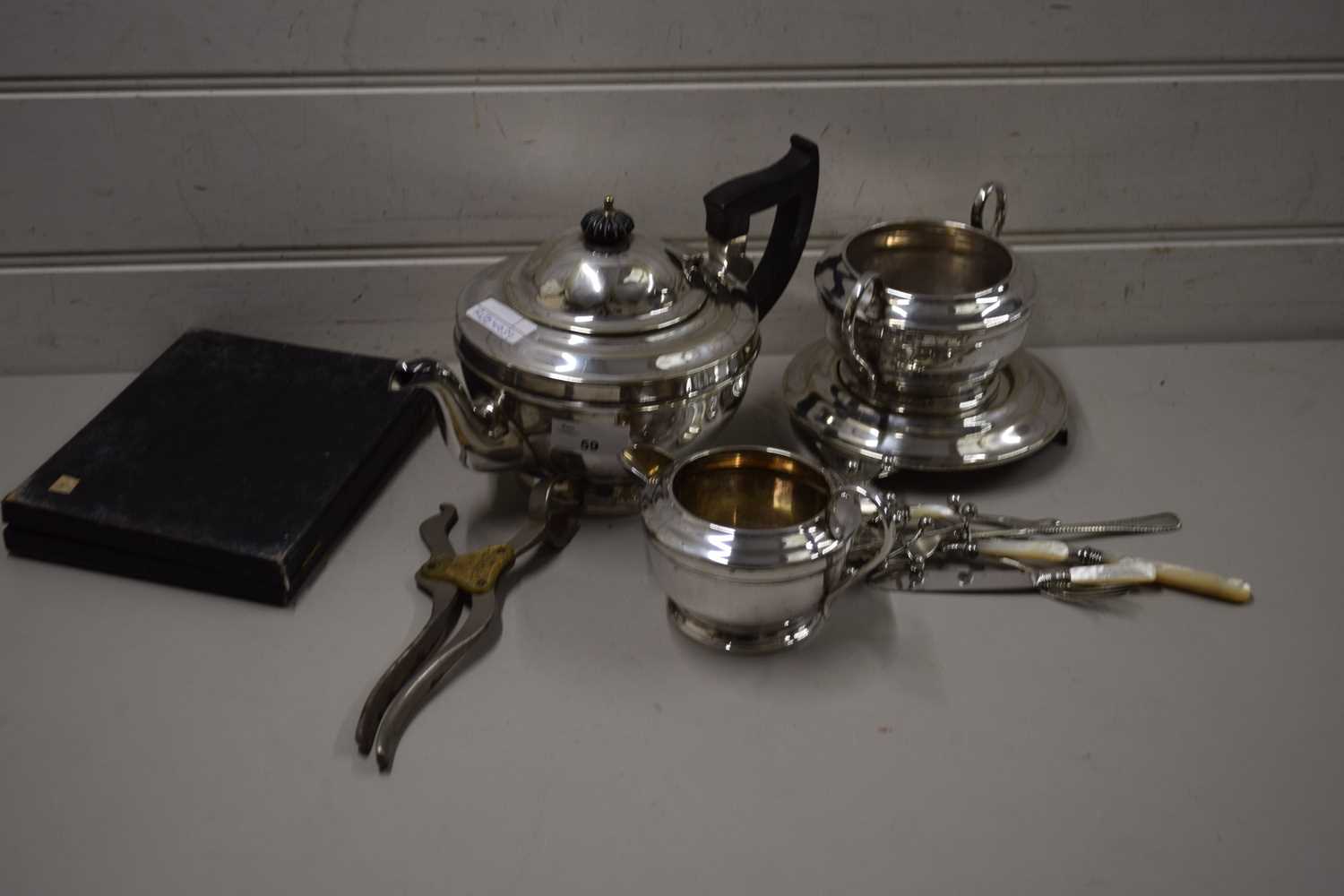 COLLECTION OF VARIOUS SILVER PLATED WARES TO INCLUDE TEA SERVICE, CUTLERY, KNIFE STANDS ETC