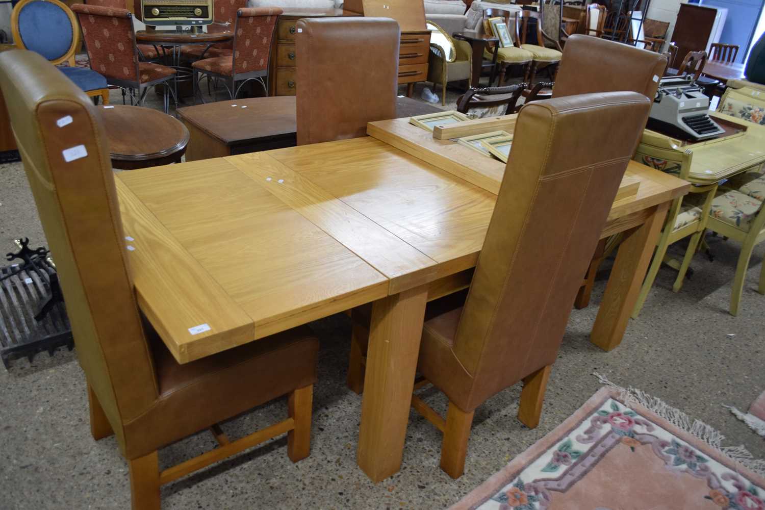 MODERN OAK EXTENDING DINING TABLE AND FOUR LEATHER UPHOLSTERED CHAIRS, TABLE 254CM WHEN EXTENDED