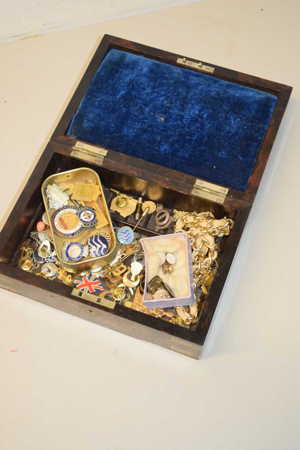 SMALL BOX CONTAINING VARIOUS BADGES, COSTUME JEWELLERY ETC