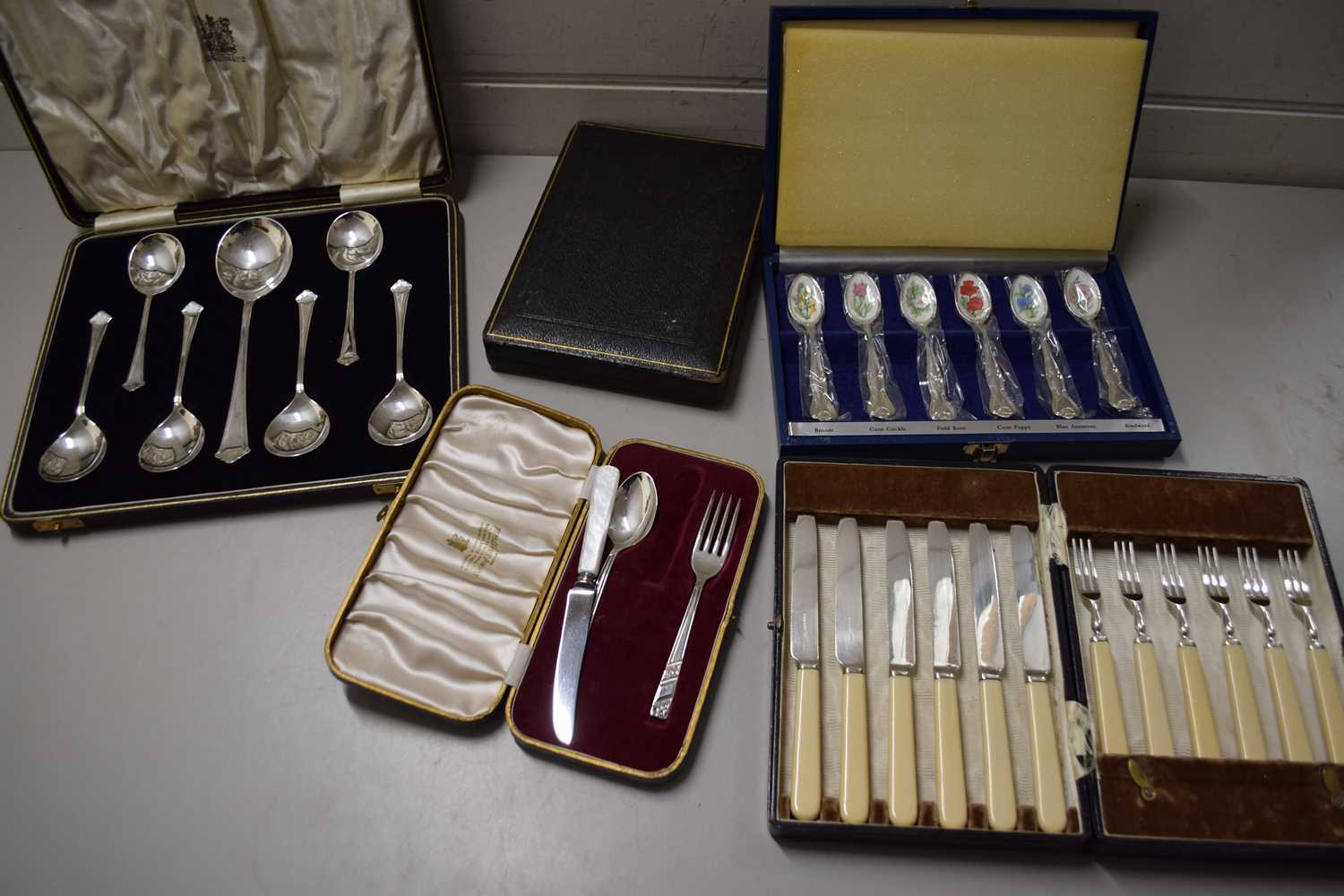 VARIOUS CASED CUTLERY