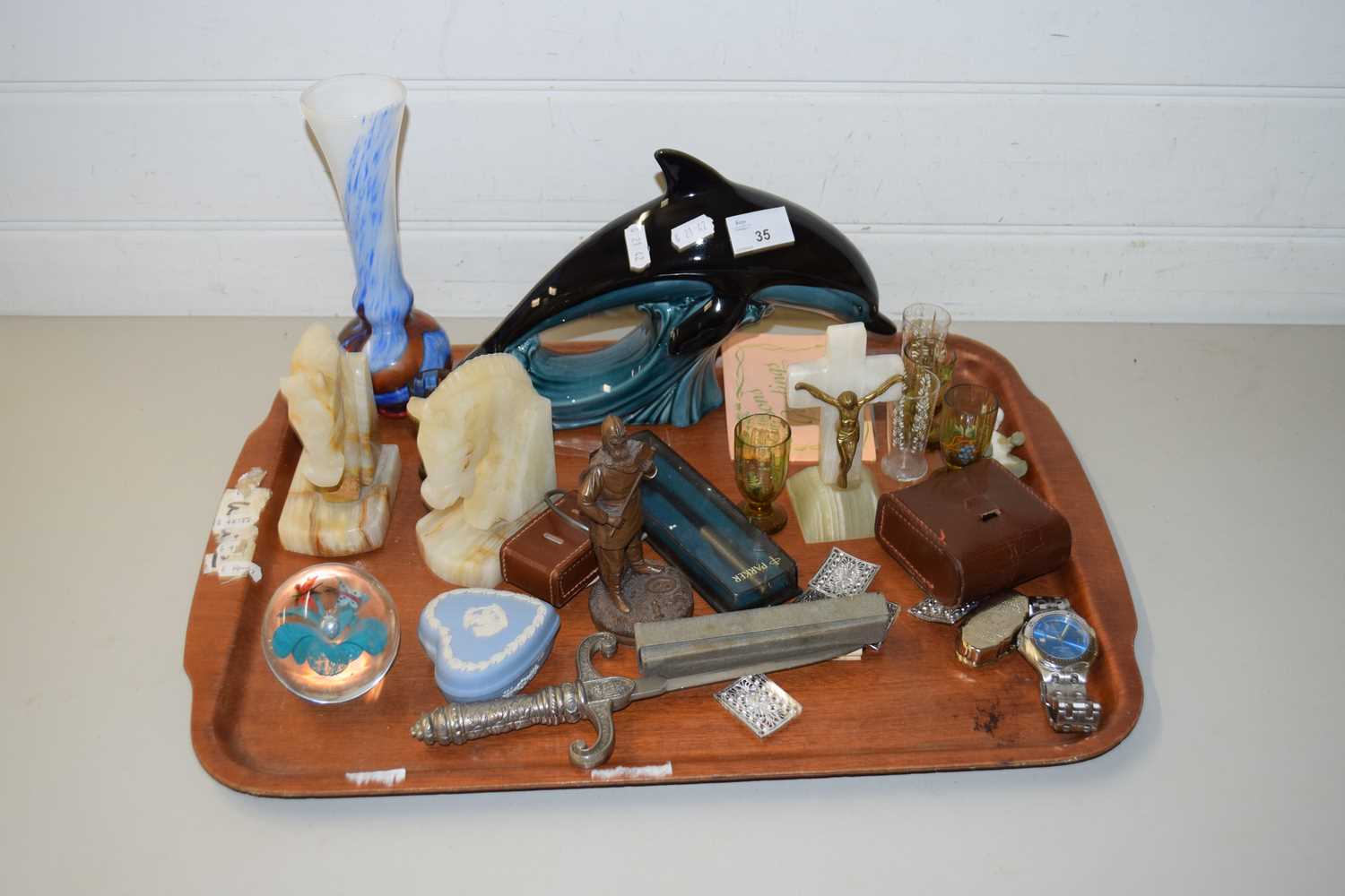 MIXED WARES TO INCLUDE A POOLE POTTERY DOLPHIN, POLISHED STONE BOOKENDS, VARIOUS OTHER SMALL ITEMS