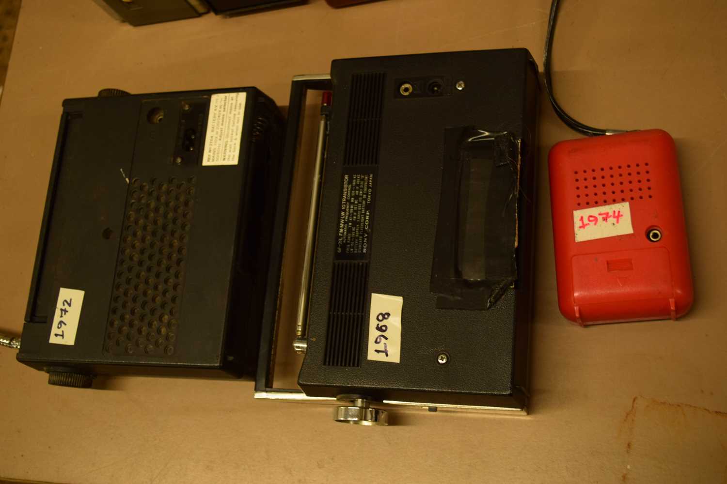 MIXED LOT: 5 RADIOS TO INCLUDE:PHILIPS RL047 POCKET RADIO (1974), SONY 6F-2IL 10 TRANSITOR 3 BAND - Image 6 of 6