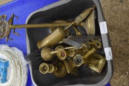 BOX OF MIXED BRASS WARES TO INCLUDE CANDLESTICKS, FIRE TOOLS, TRIVET ETC