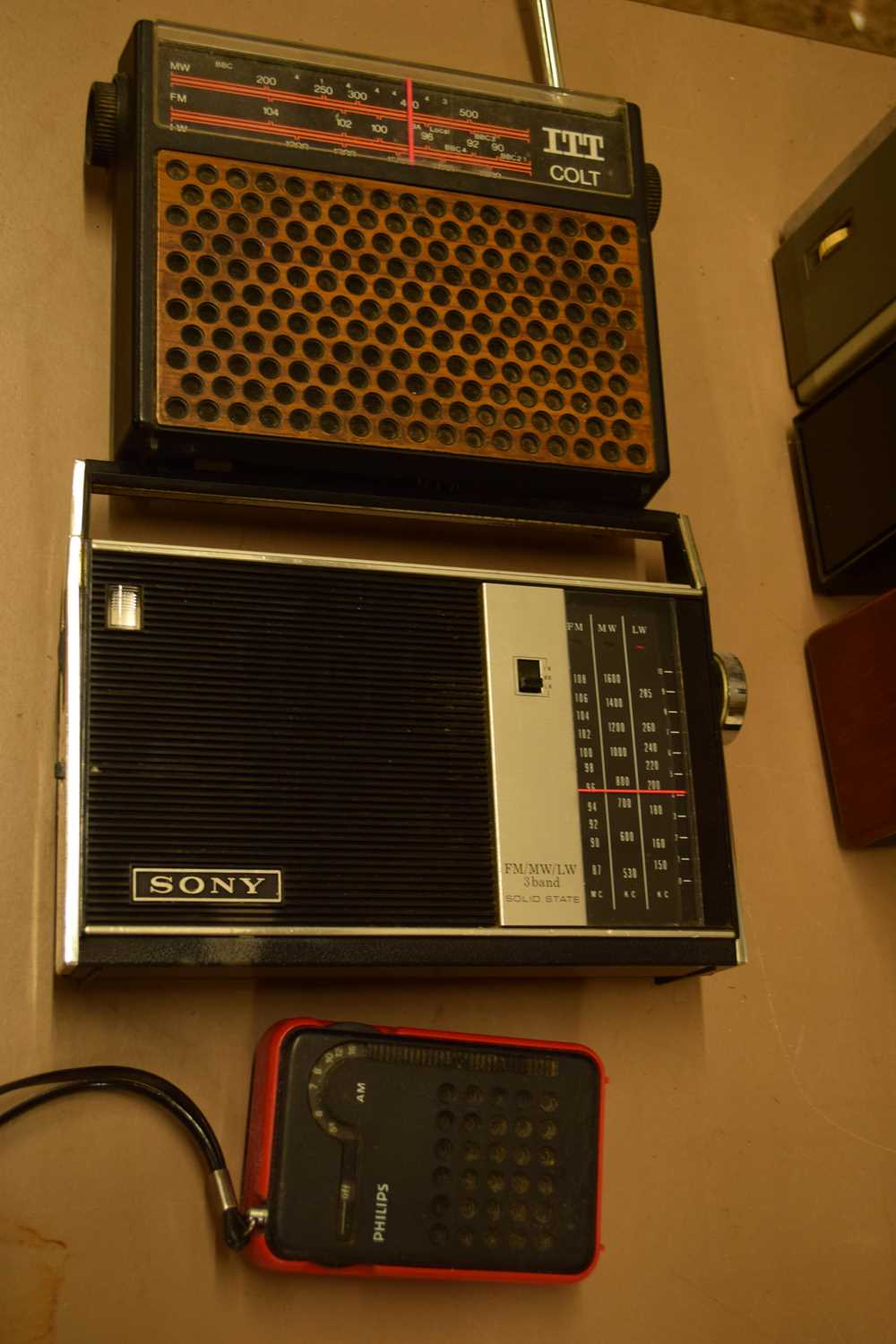 MIXED LOT: 5 RADIOS TO INCLUDE:PHILIPS RL047 POCKET RADIO (1974), SONY 6F-2IL 10 TRANSITOR 3 BAND - Image 5 of 6