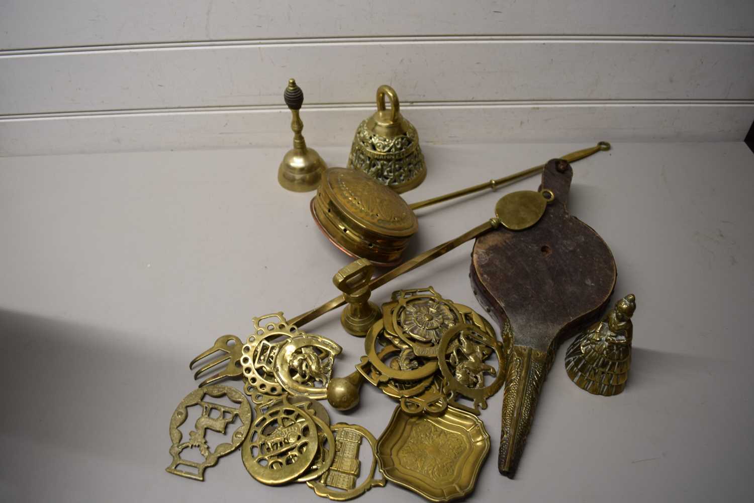 BOX OF MIXED BRASS WARES TO INCLUDE FIRE TOOLS, HORSE BRASSES ETC