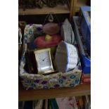 BOX OF MIXED ITEMS TO INCLUDE A MODERN BRASS CASED CARRIAGE CLOCK WITH QUARTZ MOVEMENT