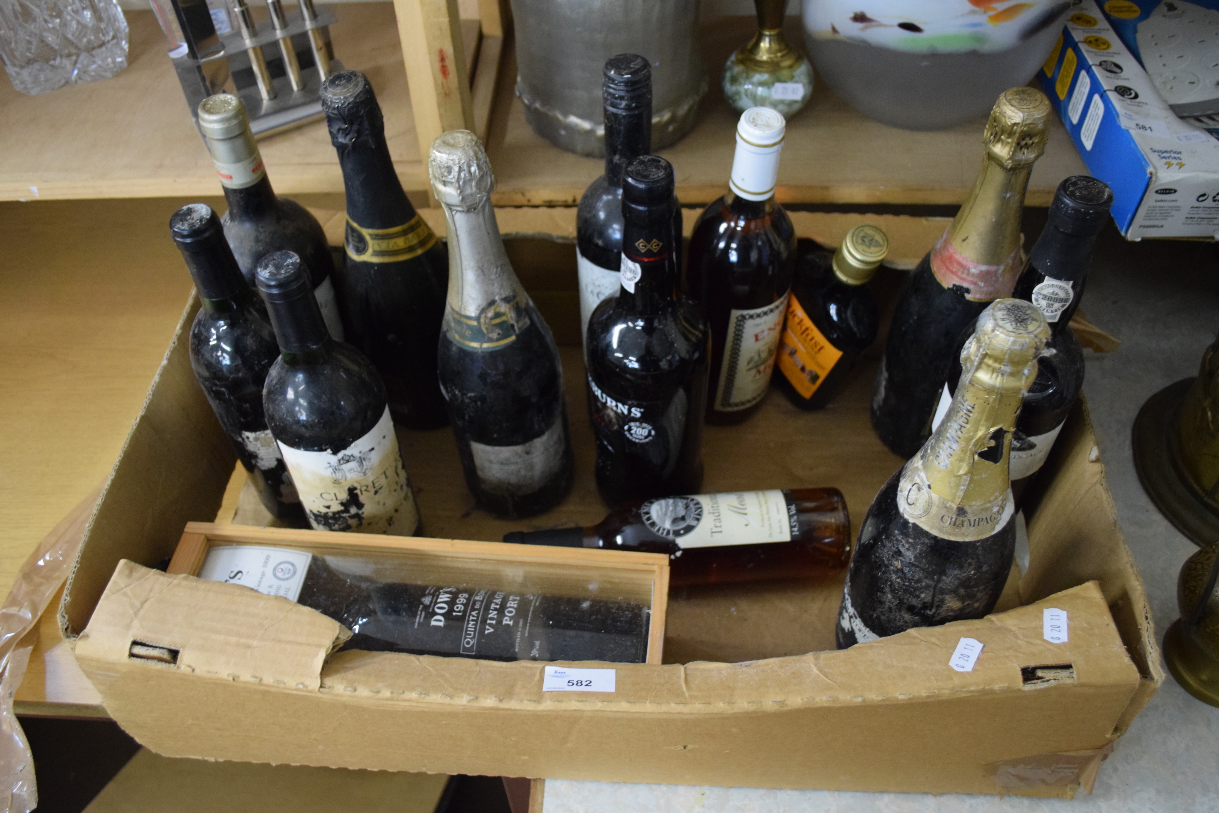 BOX OF VARIOUS VINTAGE WINE, CHAMPAGNE ETC TO INCLUDE DOW'S 1999 PORT