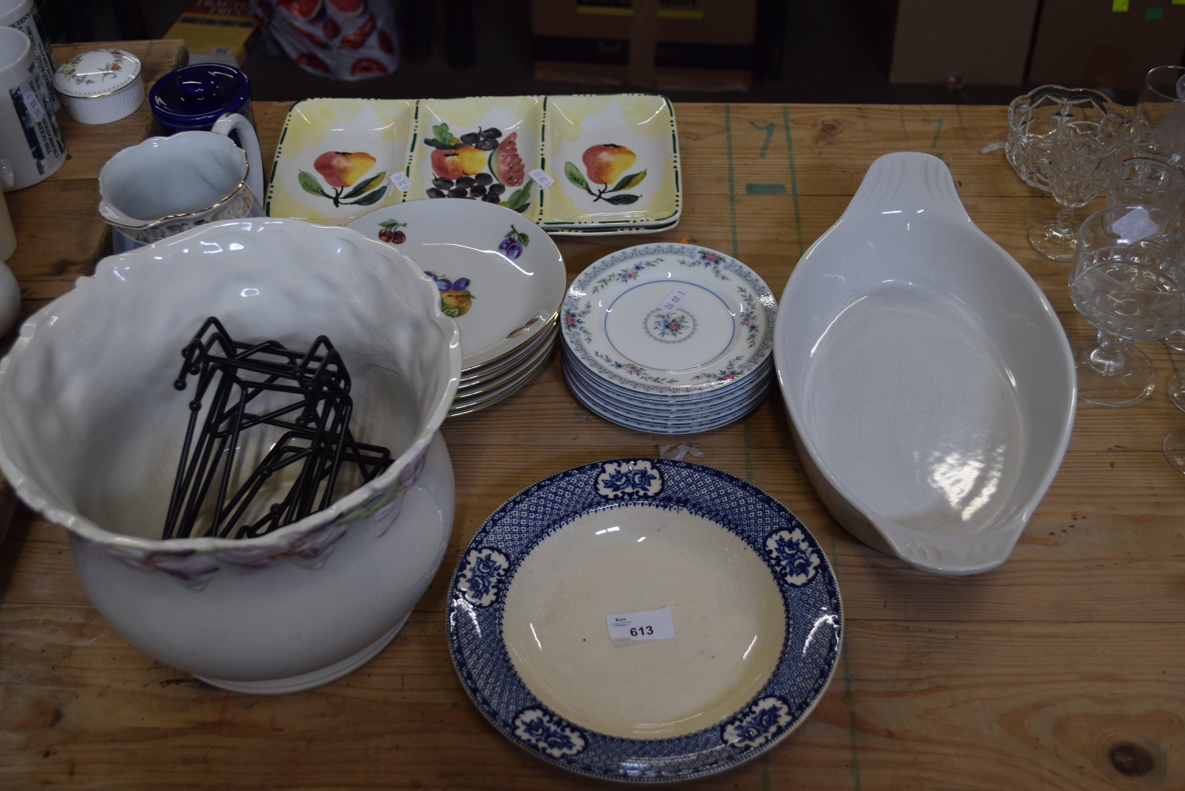 VARIOUS HOUSEHOLD CERAMICS TO INCLUDE KITCHEN DISHES, JARDINIERE ETC