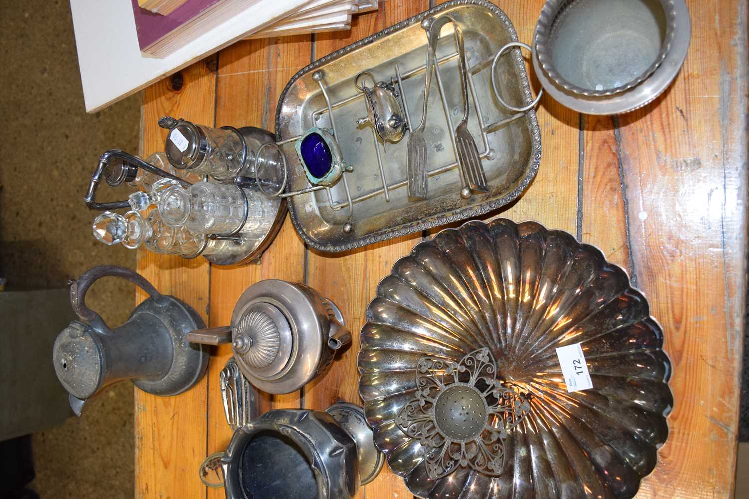 VARIOUS MIXED SILVER PLATED AND OTHER WARES TO INCLUDE CRUETS, VARIOUS BOWLS, TABLE LIGHTER ETC