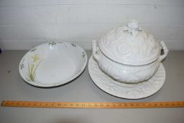 LARGE WHITE SOUP TUREEN AND STAND TOGETHER WITH A FURTHER FLORAL DECORATED BOWL