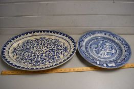 OVAL BLUE AND WHITE MEAT PLATE AND A FURTHER CIRCULAR WILLOW PATTERN PLATE (2)