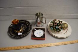 VARIOUS CERAMICS INCLUDING ROYAL COMMEMORATIVE PLATES, MODEL VASE OF FLOWERS AND PEWTER TANKARD ETC