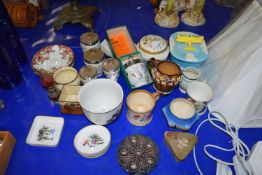 VARIOUS CERAMICS TO INCLUDE ROYAL WORCESTER EGG CODDLERS, PINS TRAYS, MUGS, BUTTER DISH ETC
