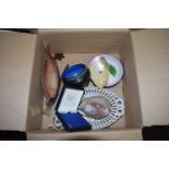 BOX OF MIXED ITEMS TO INCLUDE A WADE BOAT, SMALL SHELL FORMED SALT DISH, ETC