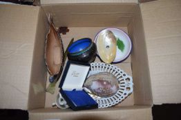 BOX OF MIXED ITEMS TO INCLUDE A WADE BOAT, SMALL SHELL FORMED SALT DISH, ETC