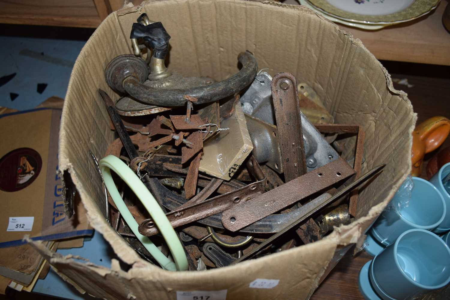 BOX OF MIXED ITEMS TO INCLUDE VARIOUS WALL BRACKETS, LIGHT FITTINGS ETC