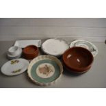 VARIOUS TABLE WARES TO INCLUDE ROYAL DOULTON PLATES, KITCHEN DISHES ETC