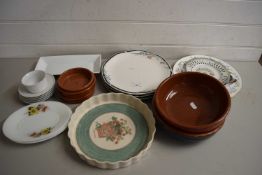 VARIOUS TABLE WARES TO INCLUDE ROYAL DOULTON PLATES, KITCHEN DISHES ETC