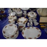 QUANTITY OF ROYAL ALBERT OLD COUNTRY ROSES PLATES TOGETHER WITH A LARGE QUANTITY OF SIMILARLY