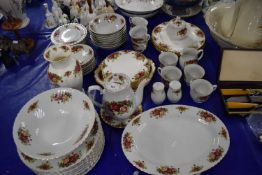 QUANTITY OF ROYAL ALBERT OLD COUNTRY ROSES PLATES TOGETHER WITH A LARGE QUANTITY OF SIMILARLY