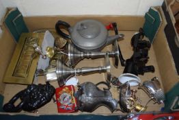 BOX OF MIXED ITEMS TO INCLUDE PEWTER CANDLESTICKS, DOOR KNOCKER, BRASS LETTERBOX ETC