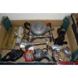 BOX OF MIXED ITEMS TO INCLUDE PEWTER CANDLESTICKS, DOOR KNOCKER, BRASS LETTERBOX ETC