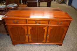 REPRODUCTION YEW WOOD VENEERED SIDEBOARD WITH THREE DOORS AND THREE DRAWERS, 140CM WIDE