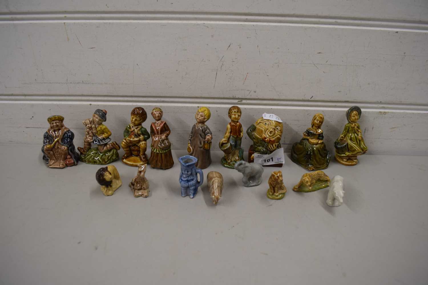 COLLECTION VARIOUS WADE WHIMSIES AND SMALL FIGURES