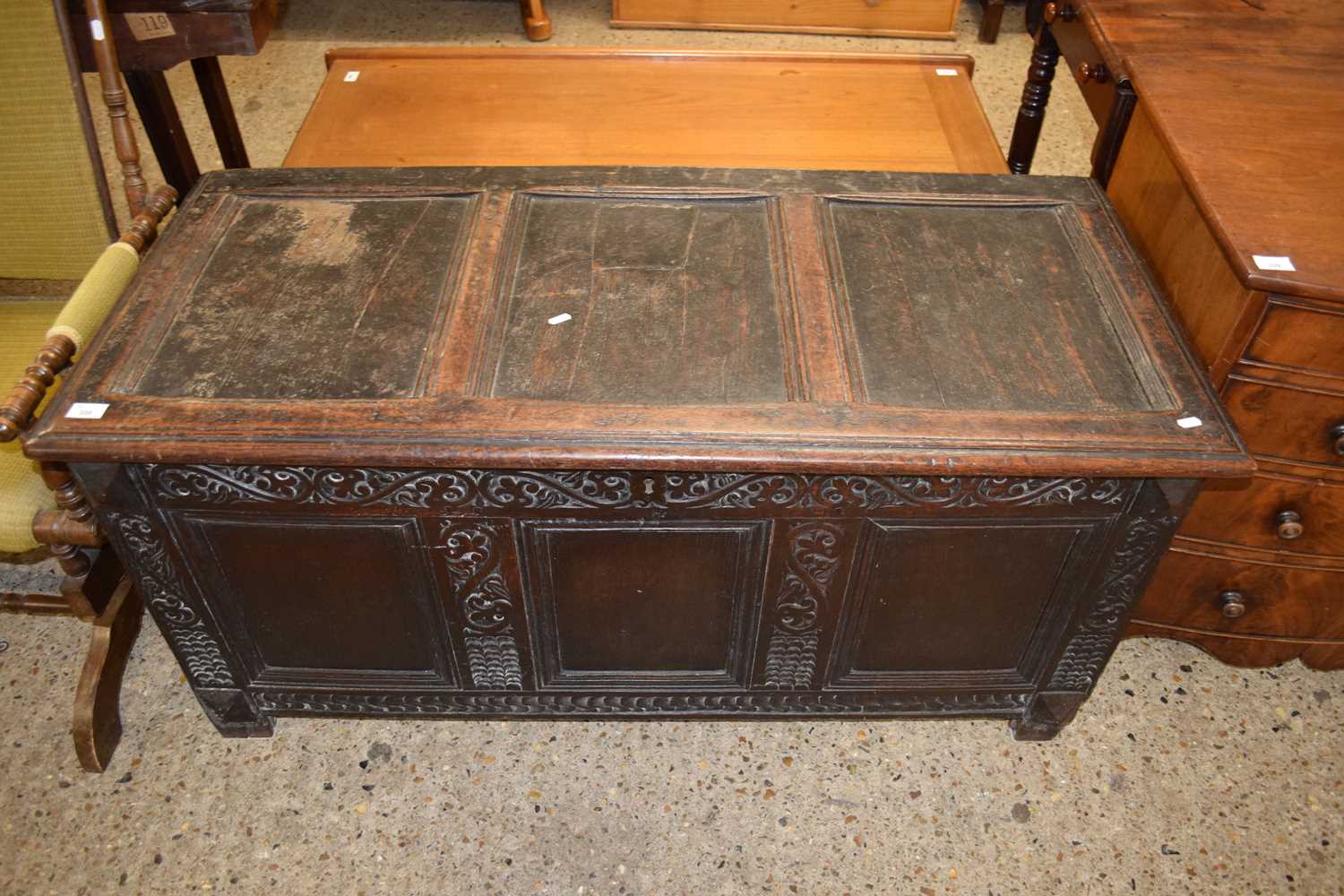 18TH CENTURY OAK COFFER WITH CARVED DECORATION, 127CM WIDE