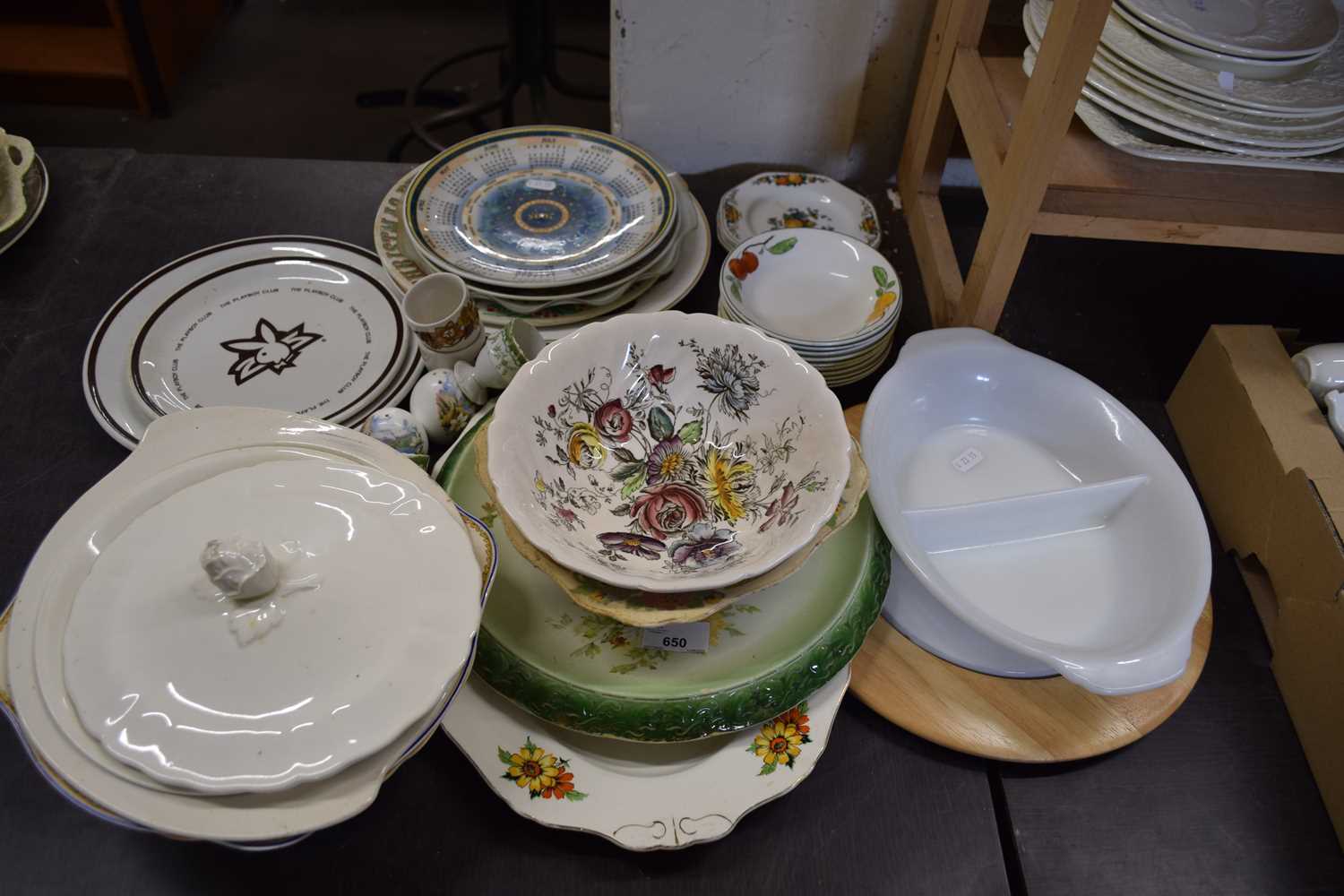 VARIOUS HOUSEHOLD CERAMICS TO INCLUDE DECORATED PLATES, BREAD STAND, CRUET ITEMS, SERVING DISHES