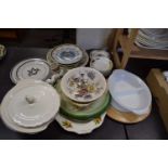 VARIOUS HOUSEHOLD CERAMICS TO INCLUDE DECORATED PLATES, BREAD STAND, CRUET ITEMS, SERVING DISHES