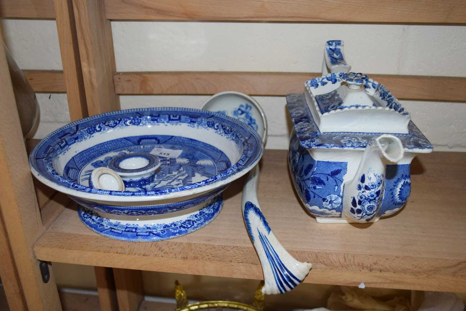 MIXED LOT TO INCLUDE VICTORIAN BLUE AND WHITE CLEW PATTERN TEA POT, TAZZA AND A SOUP LADLE