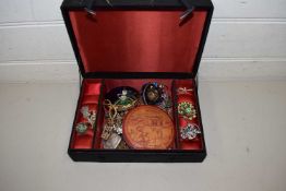 BOX OF MIXED COSTUME JEWELLERY TO INCLUDE BROOCHES, GOLD PLATED BANGLE ETC