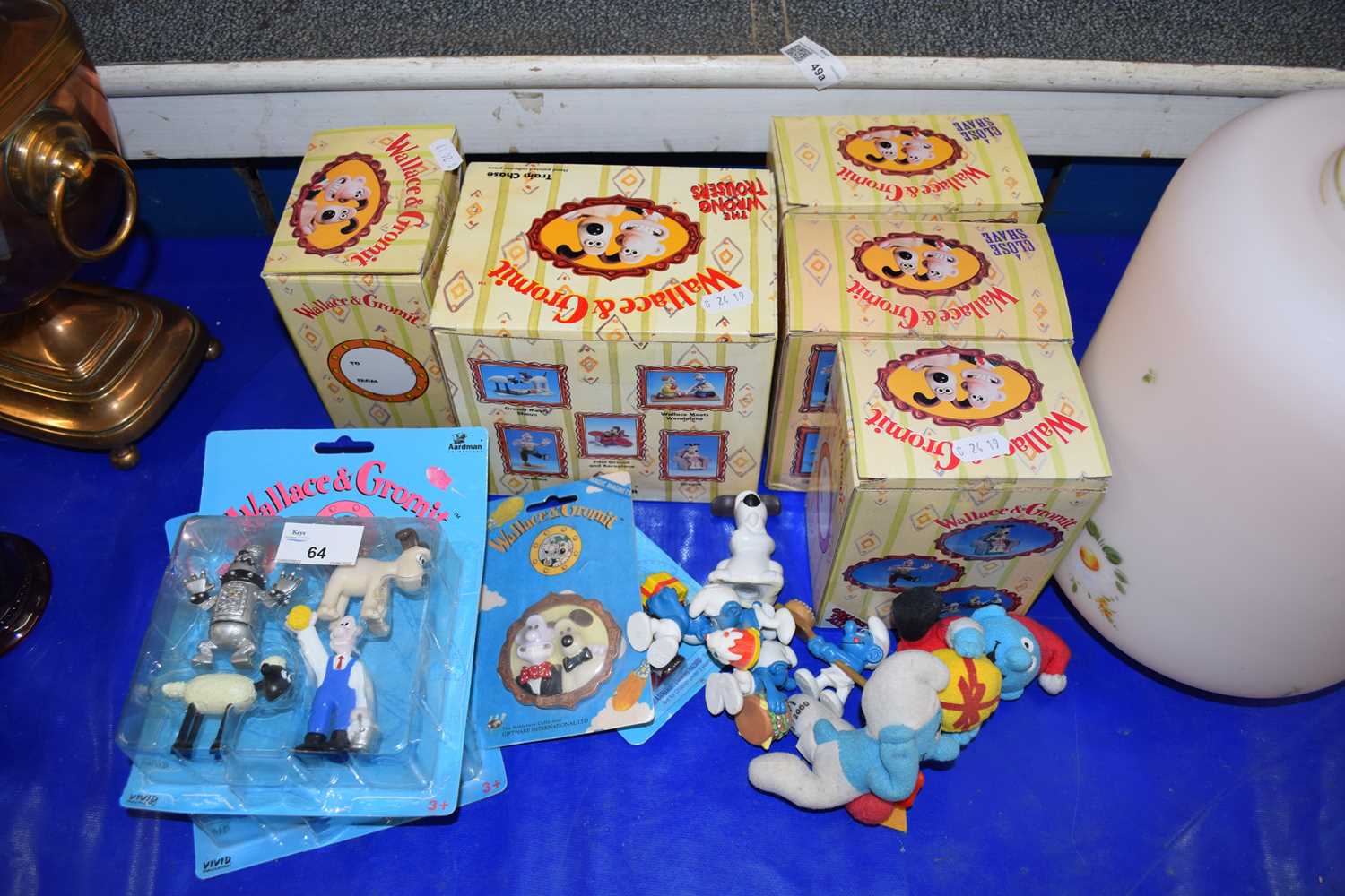 COLLECTION OF VARIOUS WALLIS & GROMIT ORNAMENTS PLUS MIXED SMURFS