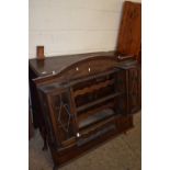 EARLY 20TH CENTURY OAK DRESSER, THE TOP SECTION WITH TWO LEAD GLAZED CUPBOARD COMPARTMENTS OVER A