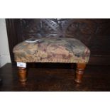 SMALL FOOTSTOOL ON TURNED LEGS