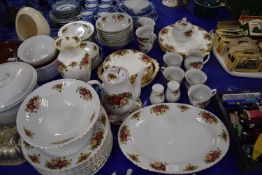 QUANTITY OF ROYAL ALBERT OLD COUNTRY ROSES PLATES TOGETHER WITH A LARGE QUANTITY OF SIMILARLY