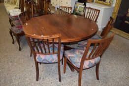 20TH CENTURY CIRCULAR MAHOGANY EXTENDING DINING TABLE AND SIX CHAIRS, TABLE 137CM DIAM (7)