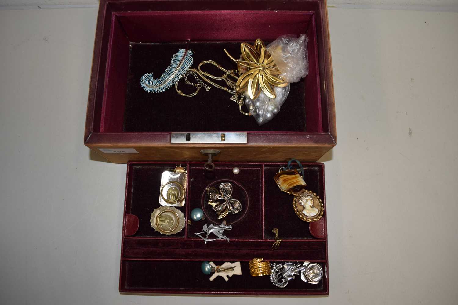 LEATHER JEWELLERY BOX CONTAINING VARIOUS COSTUME JEWELLERY