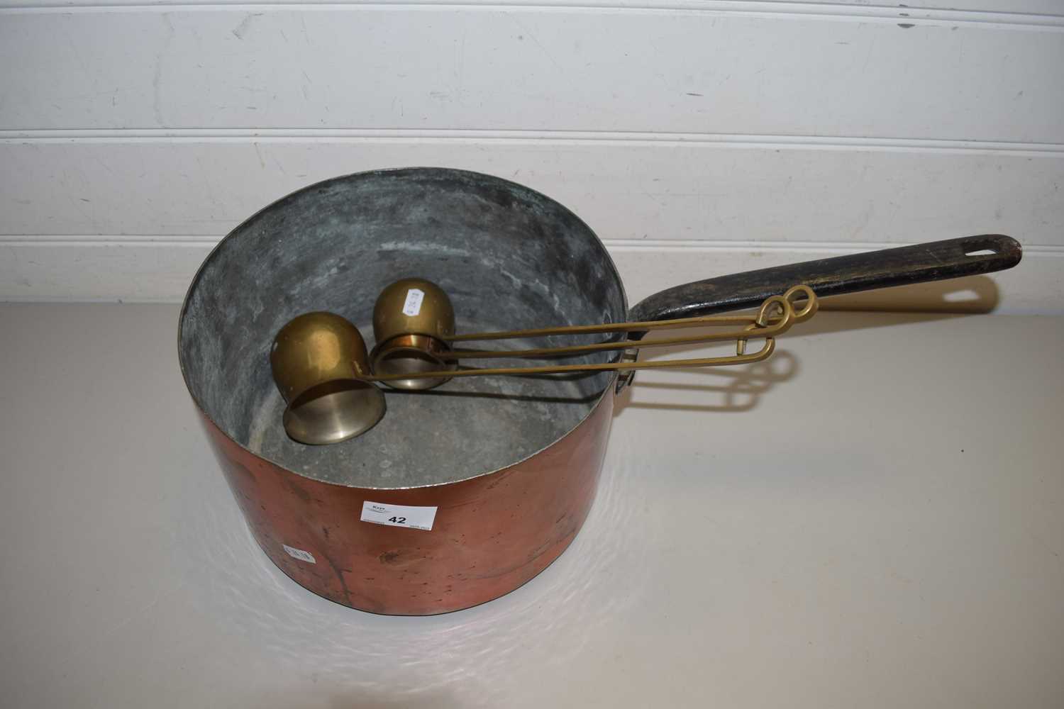 VICTORIAN COPPER SAUCEPAN PLUS SMALL BRASS MEASURES (4)